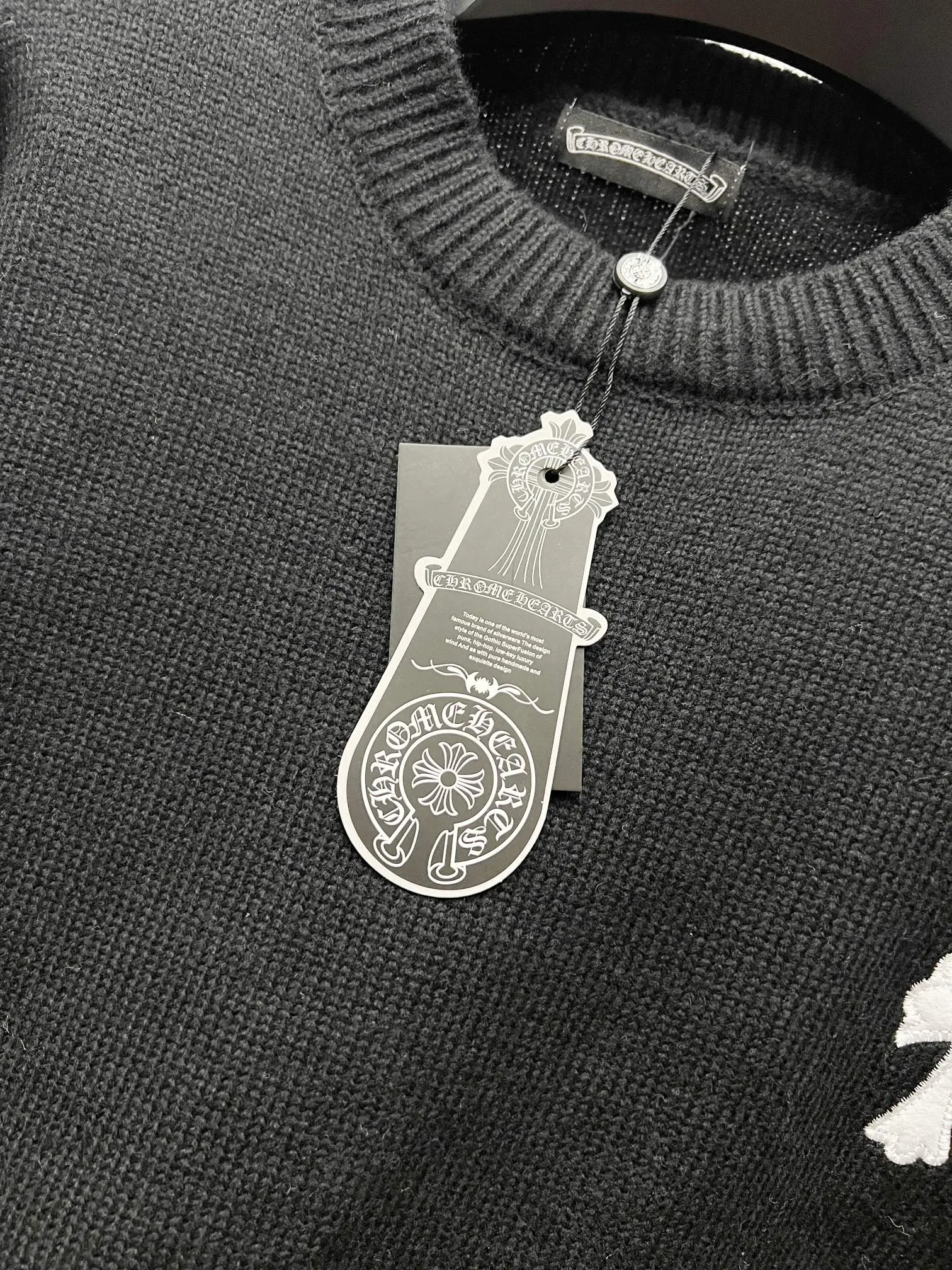 P240 High quality, model number: (Q062) Chrome Hearts CH Chrome Hearts patchwork cross hole knitted sweater pullover. The popular style is the same for men and women. It is matched with black and white. It looks good in real life. It looks good in daily wear. It is even more photogenic. It’s hard not to buy it. Buy it for me!!! Believe me, no one can refuse such a captain style Chrome Hearts jacket. It has expanded the version based on the old version and has a loose and stylish upper body. Casual design with an expanded hem. Fat people are extremely slim. Thin people have a limited height. Ten thousand yuan ZP printing. 1:1 perfect restoration. Looks good when worn alone. Can be easily controlled by both men and women. If you care more about quality, you must also respect the price. It is completely different from the thin transparent bottoms on the market that pill when worn. If the style makes you shine at a glance, then quality is what you should pay more attention to. We focus on quality rather than price. Customers who have received my products all know it. ️️️ Sweaters on the market are generally made of bract core yarn. We use modal. The advantages over core-spun yarn are very intuitive: high cost, high price, high density, relatively expensive for developers, and let us make a lot less money. In addition, it is delicate, has no scum on the upper body, resists pilling, and is high-end. We are conscientious sellers and do not use core-spun yarn. Apart from being cheap, core-spun yarn is really useless. It shrinks, pills, hooks, and makes people pierced. He is proficient in everything. It is 2024. Who doesn’t want to look decent when they go out? Quality determines the upper body effect. No matter how bad the quality, the best style is still the temperament of the urban-rural fringe. We only do long-term business. Quality determines character. Take it back and wear it with confidence and wash it. The quality of the pattern will definitely make your eyes shine. We only make the right version of high quality. We make high-end hard goods. Reject junk goods and reject fast food. Conscientious quality and conscientious price. You deserve it!  Color: Black White Gray Red Size: S M L